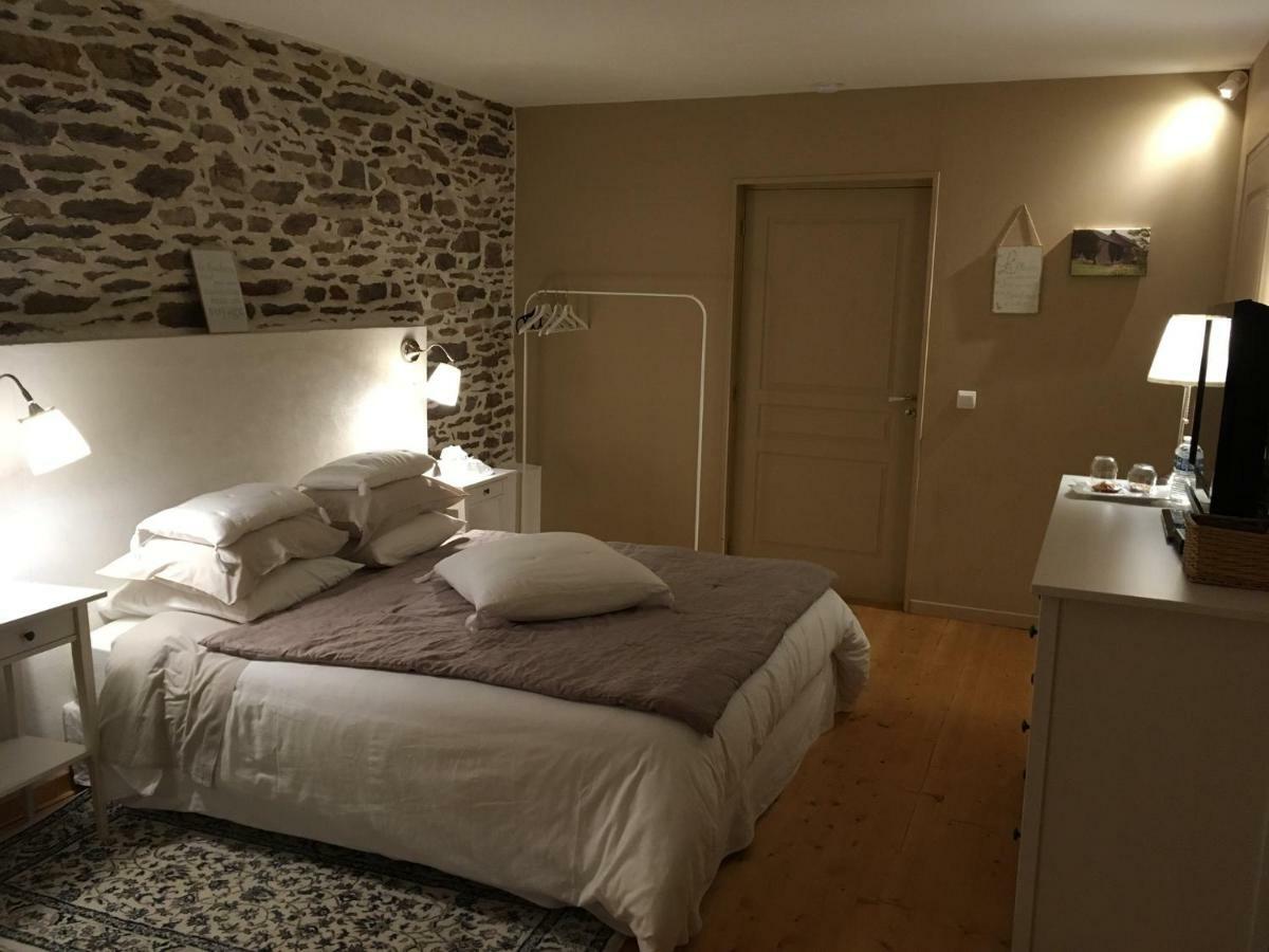 Les Bouyeres Bed & Breakfast Saint-Malon-sur-Mel Екстериор снимка